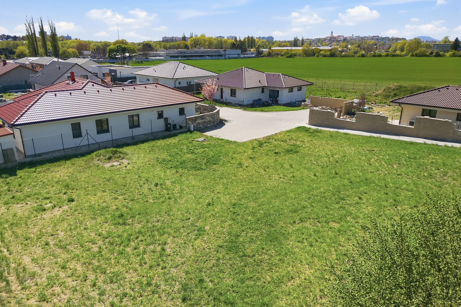 Pohled z pozemku do okolí — v dálce panorama Mělníka