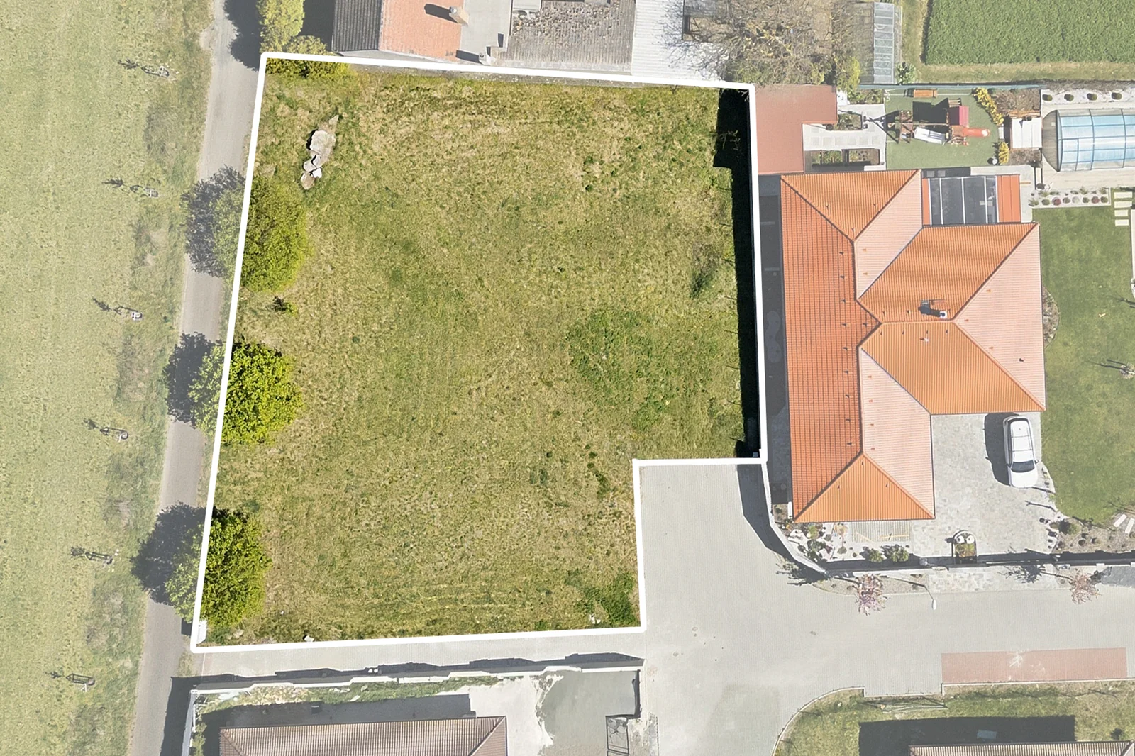 Pohled z dronu shora — vyznačení pozemku